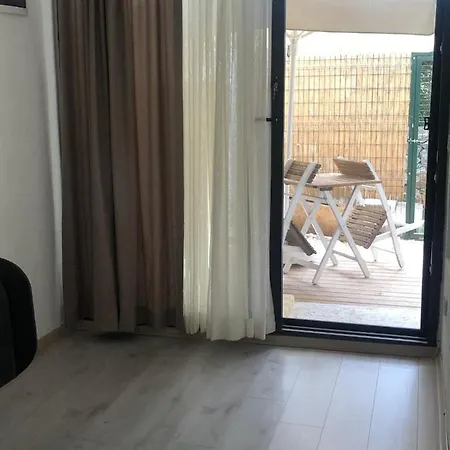 Apart, Yahsi Sahiline Yakin Ortakent'te Merkezi Konumda Bodrum