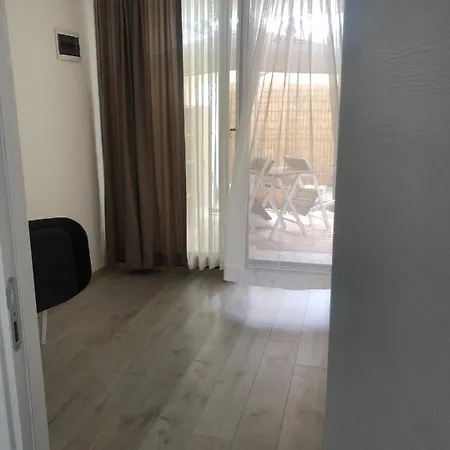 Apart, Yahsi Sahiline Yakin Ortakent'te Merkezi Konumda * Bodrum