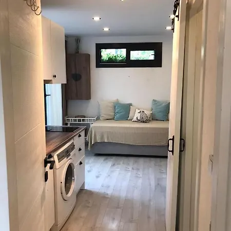 Apart, Yahsi Sahiline Yakin Ortakent'te Merkezi Konumda Apartment