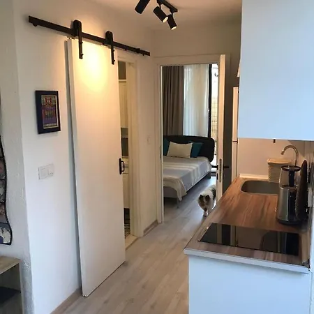 Apart, Yahsi Sahiline Yakin Ortakent'te Merkezi Konumda Appartement *