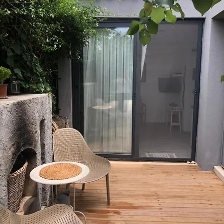 Apart, Yahsi Sahiline Yakin Ortakent'te Merkezi Konumda Bodrum