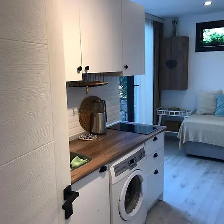 Apart, Yahsi Sahiline Yakin Ortakent'te Merkezi Konumda Bodrum