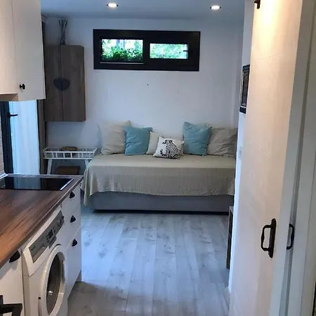 Apart, Yahsi Sahiline Yakin Ortakent'te Merkezi Konumda Bodrum